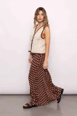 Falda larga marrón con lunares blancos, de tiro alto y cintura elástica.