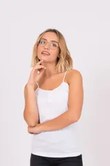 Camiseta básica de bretel fino, color blanco, con diseño de corte recto y ajuste cómodo.