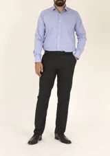 Pantalón de vestir azul marino, de corte recto, con bolsillos laterales y traseros. Se ajusta a la cintura con cinturón de cuero negro.