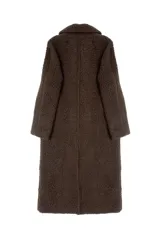 Tapado largo de textura tipo shearling con acabado volumétrico y cálido. Presenta cuello camisero, cierre frontal con botones y un calce relajado.