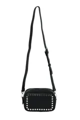 Bandolera de cuero sintético color negro, con diseño rectangular y detalle de tachas metálicas plateadas en el contorno frontal. Cuenta con correa larga regulable y cierre superior.