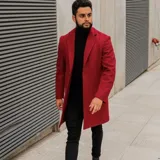 Tapado rojo de lana con solapas y cierre con botones.