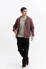 Campera de algodón con cierre frontal, capucha ajustable con cordones y bolsillos laterales. Presenta un diseño liso en color bordó con estampa pequeña en el pecho y gráfica en la espalda.