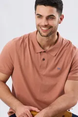 Remera polo de manga corta en color azul melange, con cuello camisero, cierre frontal de dos botones y pequeño bordado en el pecho.