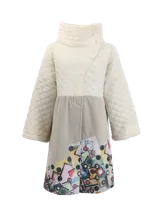 Tapado de paño de lana reciclada color beige con mangas de poliéster acolchado blanco y estampado artístico abstracto en el ruedo.