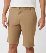 Bermuda de sarga color blanco, de corte recto y diseño básico con bolsillos laterales y traseros.