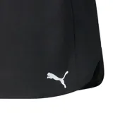 Short deportivo Puma negro con cintura elástica con logo de la marca en blanco y logo del felino en la pierna izquierda.