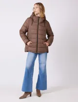 Campera puffer color marrón con capitoneado horizontal. Tiene cuello alto y capucha ajustable con cordones, con el interior del cuello en textura aterciopelada negra. Cierre frontal completo y bolsillos laterales. El corte es ligeramente más largo en la parte posterior con aberturas laterales redondeadas.