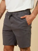 Bermuda de gabardina color gris oscuro, corte recto, con bolsillos laterales tipo cargo con botón a presión.