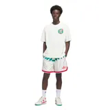 Remera de algodón color blanco con cuello redondo y corte holgado. Presenta un pequeño logo circular con diseño de básquet en el pecho y un estampado gráfico grande en la espalda con la inscripción Adidas World Class Basketball Exhibition.
