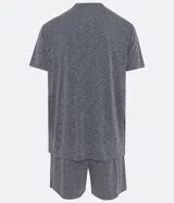 Conjunto de pijama para hombre, compuesto por una remera de manga corta con cuello redondo y un short con cintura elástica y cordón de ajuste. El tejido es de malla flamê con efecto mezcla en tonos beige y marrón.