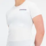 Remera deportiva blanca de manga corta con logo estampado en el pecho.