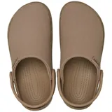 Zuecos Crocs modelo Classic Crafted Clog, de color beige, con parte superior de lona textil y suela de goma Croslite. Incluye correa de talón pivotante y detalles de la marca en el lateral.