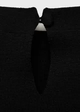 Vestido corto negro con cuello perkins y diseño sin mangas. Presenta un corte entallado en la parte superior con hombros estructurados y una falda con ligero vuelo.