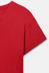 Camiseta de manga corta color celeste, de corte entallado y cuello redondo.