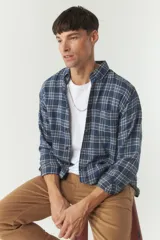 Camisa de viyela a cuadros azul y blanco, de corte regular, con logo bordado en el pecho y mangas largas.