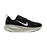 Championes de running Nike Vomero 18, color negro con detalles en blanco. Presentan tecnología ZoomX en la entresuela para mayor amortiguación y diseño de malla transpirable en la parte superior.