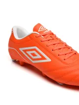 Championes de fútbol Umbro modelo Classico III HG, color negro con detalles en rojo. Presentan el logo de la marca en el lateral y suela con tapones para terreno firme.