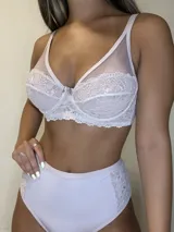 Corpiño con aro confeccionado en encaje y tul, con escote alto y cierre posterior.