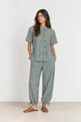 Pantalón de algodón a rayas verde oscuro y blanco, de corte holgado estilo globo con cintura elástica, bolsillos laterales y bajos ajustables con cordón.
