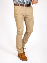 Pantalón chino azul marino de gabardina, corte slim fit, con bolsillos laterales y traseros.