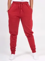 Pantalón tipo babucha de corte holgado, con cintura elástica ajustable mediante cordón, bolsillos laterales y puños elásticos en los tobillos.