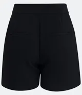 Short negro de sastrería con cintura alta, bolsillos laterales y cierre frontal con botones dorados.