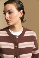 Cardigan de punto con diseño de rayas horizontales en tonos marrón, rosa y beige. Presenta cuello redondo, cierre frontal con botones y mangas largas con puños acanalados.