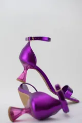 Sandalias negras con punta cuadrada, tira delantera fina y pulsera ajustable al tobillo. Destacan por su taco geométrico transparente de altura media.