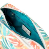 Bandolera rectangular Extra Large con estampado tropical de hojas en tonos naranja, turquesa y blanco. Cuenta con correa regulable de cuero sintético blanco, cierre superior y placa metálica con logo de la marca en el frente.