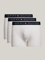 Pack de tres calzoncillos tipo trunk de algodón elástico color gris melange, con cintura elástica negra que presenta el logo y la marca Tommy Hilfiger en contraste.