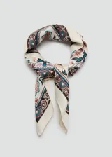 Pañuelo cuadrado de poliéster con diseño estampado floral y bordes ornamentados en tonos beige, bordó y turquesa.