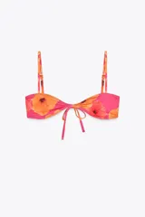 Top de bikini con estampado de flores, escote corazón y tirantes finos ajustables. Cierre trasero con gancho metálico.