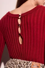 Sweater de punto acanalado en color negro con sutil acabado brillante. Presenta un diseño ajustado al cuerpo, cuello redondo y mangas largas.