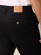 Pantalon tipo chino de corte recto, color azul marino, con cierre de boton y cremallera, bolsillos laterales y traseros.