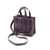 Cartera tote chica color púrpura, con diseño acolchado y logo metálico XL al frente. Tiene doble asa corta y correa larga regulable.