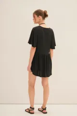 Vestido corto dorado con escote en V, confeccionado en tejido de punto con efecto foil.