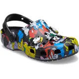 Zueco de diseño clásico tipo Crocs con estampado colorido de Mickey Mouse y sus amigos, con tira pivotante en el talón, perforaciones de ventilación y dijes Jibbitz incluidos.