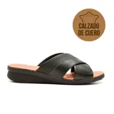 Sandalia casual de cuero negro con tiras cruzadas y plantilla color suela.