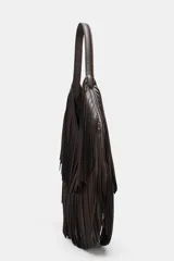 Bolso de hombro tipo shopper color marrón oscuro, con diseño de flecos en capas en toda la superficie. Cuenta con asa de hombro integrada, cierre mediante botón imantado y bolsillo interior con cremallera.