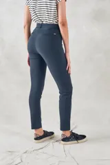 Pantalón de vestir azul marino, de corte skinny y tiro medio, con bolsillos laterales y cierre invisible en el lateral.