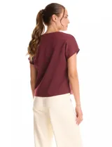 Blusa negra de modal supersoft con escote en V y aplique de brillos.