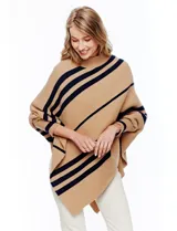 Poncho de tejido color beige con cuello alto y rayas diagonales anchas en azul marino. Presenta mangas largas y terminación asimétrica.