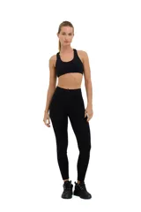 Top deportivo negro con escote redondo y espalda deportiva.