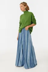 Sweater verde de tejido de punto con cuello alto.