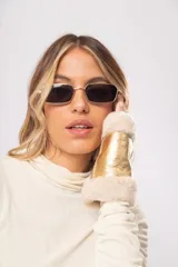 Guantes mitones dorados de cuero con interior de lana natural color crema.