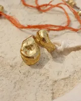 Anillo dorado con diseño irregular que simula un pétalo.