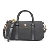 Cartera tipo baúl compacta de la marca XL, color negro, con material exterior de símil gamuza combinado con PU liso. Cuenta con un compartimento principal con cierre superior, bolsillo interno con cierre, doble asa corta rígida y correa larga regulable y desmontable. Los herrajes son metálicos en color dorado y tiene un detalle frontal con el logo XL metalizado.