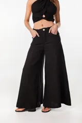 Pantalón negro de lino de corte wide leg, tiro medio con cierre frontal de botón y bolsillos laterales.