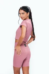 Remera deportiva corta color rosa, con cuello alto y mangas cortas.